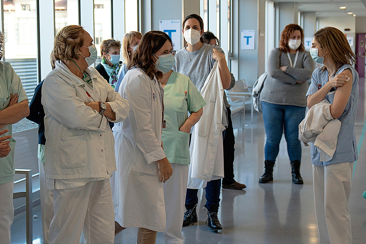 Sanitarios hacen cola para vacunarse en el Hospital de Valdecilla de Santander.